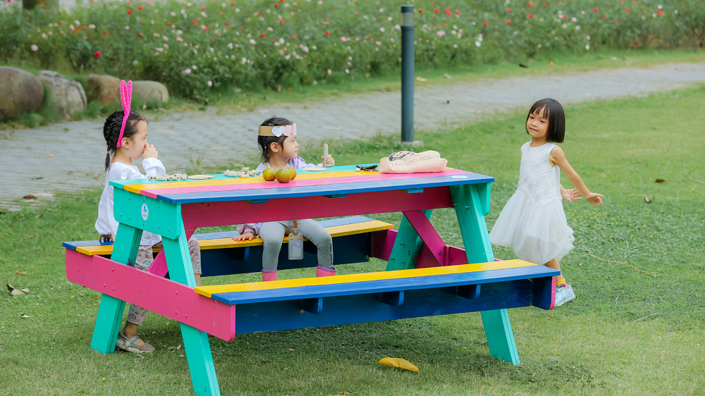Bài toán xử lý bao bì sau tiêu dùng: Kinh nghiệm từ Vinamilk Bộ bàn ghế được tái sinh từ những vỏ hộp sữa được đặt tại một sân trường mầm non ở Hà Nội - Ảnh: Lagom