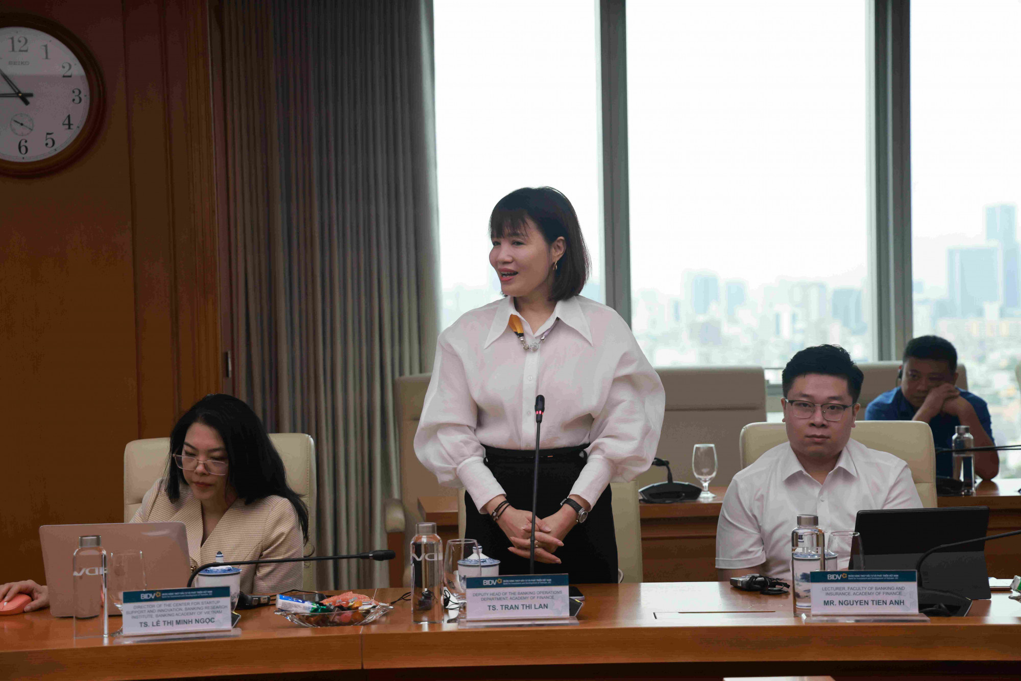Đại diện Học viện Tài chính - TS. Trần Lan - chia sẻ tại tọa đàm - Ảnh: BIDV