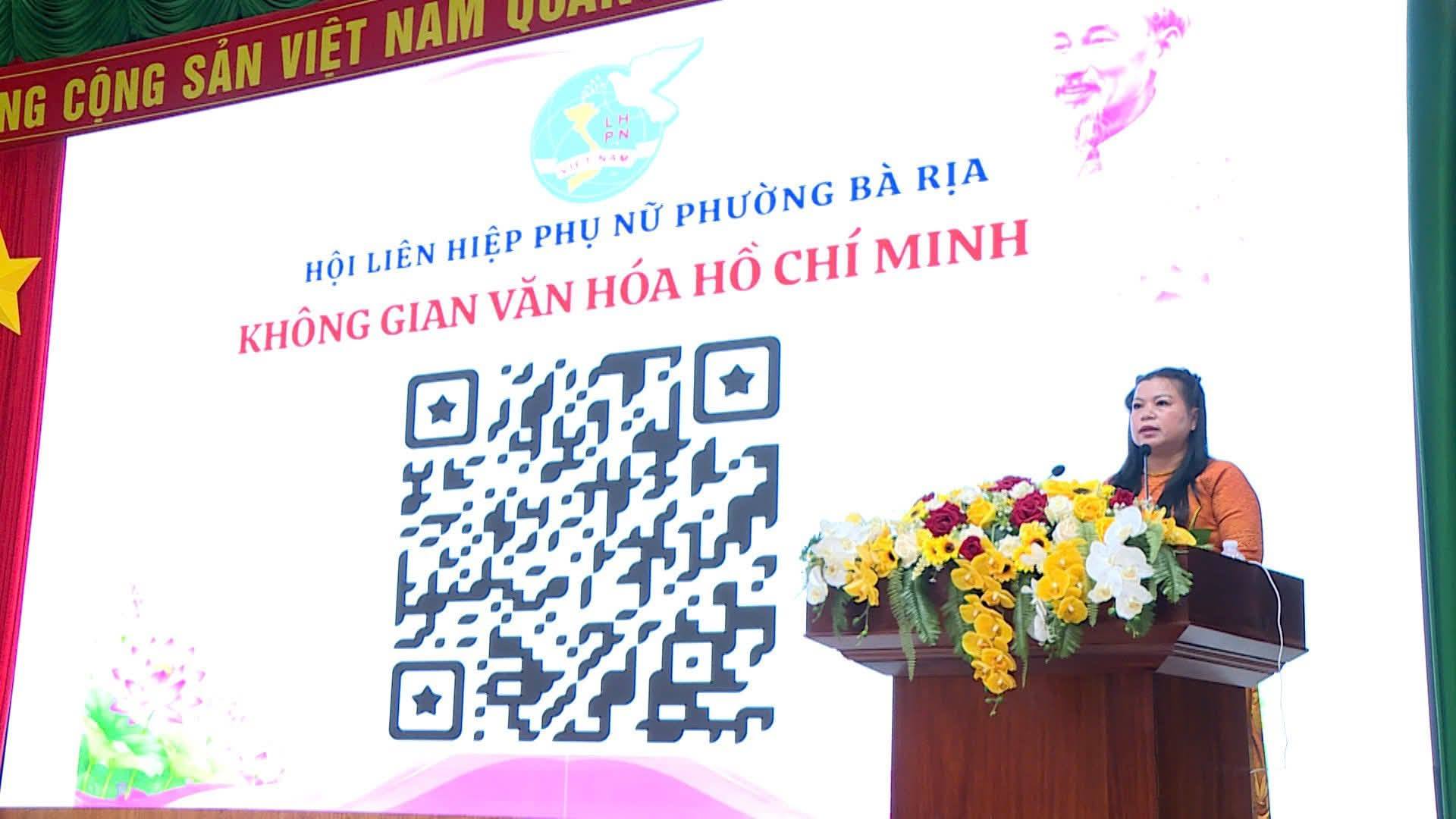 Bà Nguyễn Thị Thanh Cúc - Chủ tịch Hội LHPN phường Bà Rịa - cho biết bằng việc quét mã QR,  cán bộ, đảng viên và nhân dân có thể dễ dàng truy cập vào kho tư liệu khổng lồ về cuộc đời, sự nghiệp cách mạng, tư tưởng, đạo đức, phong cách Hồ Chí Minh