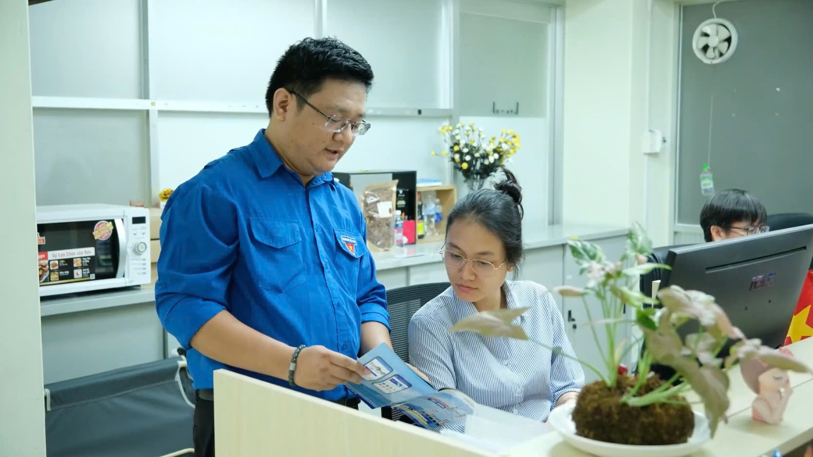 Đoàn Thanh niên EVNSPC phổ biến Sổ tay Sử dụng điện An toàn - Tiết kiệm tới CBCNV 