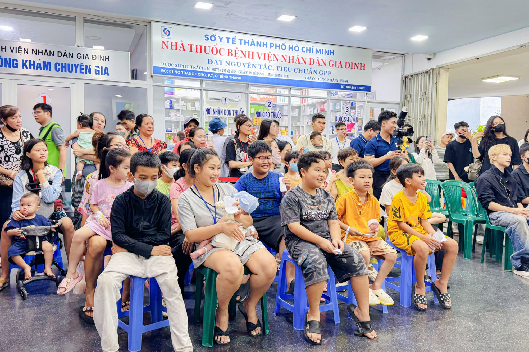 Bệnh viện trở nên nhộp nhịp, rộn ràng tiếng cười của các bé khi tham dự chương trình. Nơi đây nhanh chóng trở thành “điểm hẹn” của các bệnh nhi và gia đình để lưu lại những khoảnh khắc đẹp trong ngày đặc biệt.