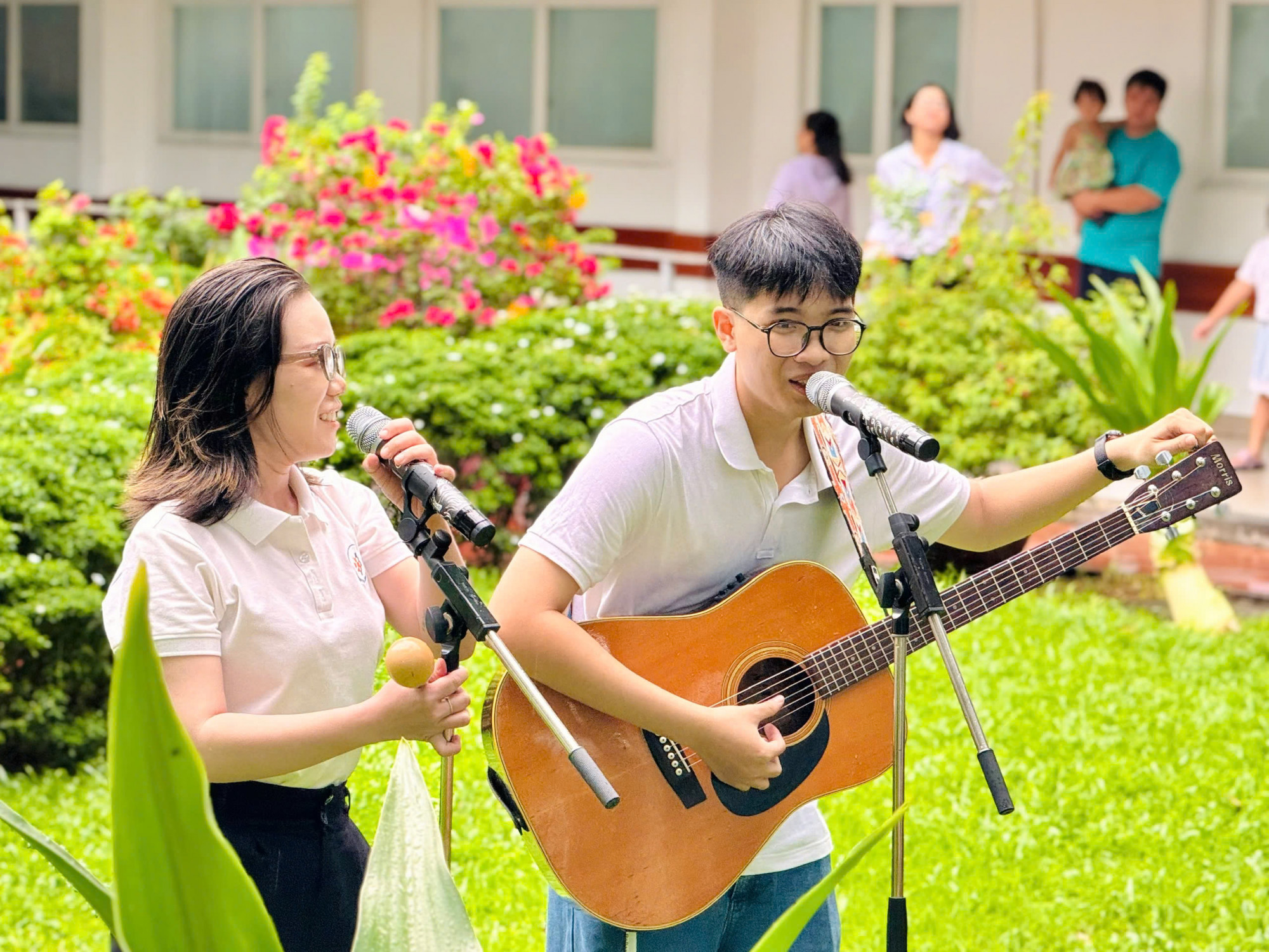 Những giai điệu trong trẻo vang lên giữa bệnh viện như tiếp thêm năng lượng tích cực, giúp các em nhỏ và gia đình cảm nhận được sự sẻ chia, yêu thương và hy vọng