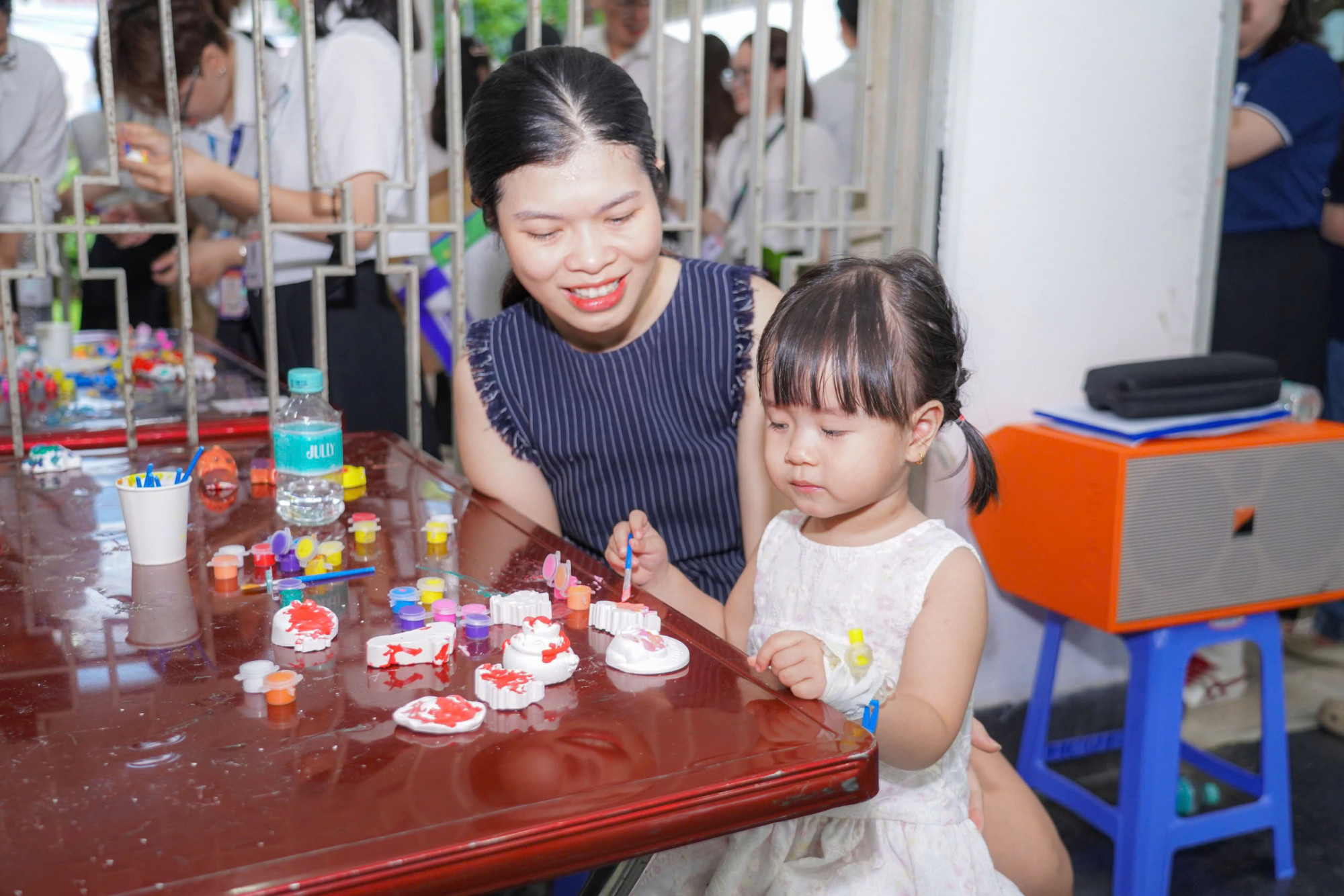 Chị N.T.T., phụ huynh bé V.N.G.H chia sẻ: “Bé nhà tôi vốn khá nhút nhát nhưng hôm nay lại cười nói rất nhiều. Nhìn con vui vẻ như vậy, gia đình tôi cũng thấy nhẹ lòng hơn. Đây thật sự là một chương trình rất ý nghĩa đối với các bệnh nhi và gia đình”