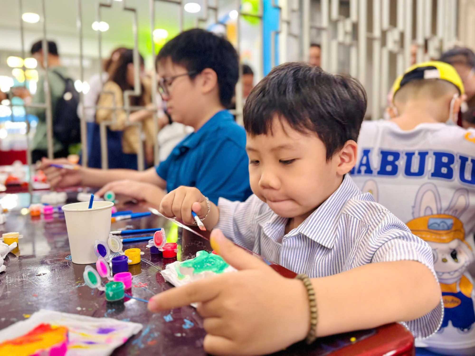 Bé V.N.G.H. (11 tuổi) xúc động nói: “Con ở bệnh viện lâu nên hôm nay được chơi với các bạn và nghe hát con thấy rất vui. Con sẽ giữ món quà này làm kỷ niệm”