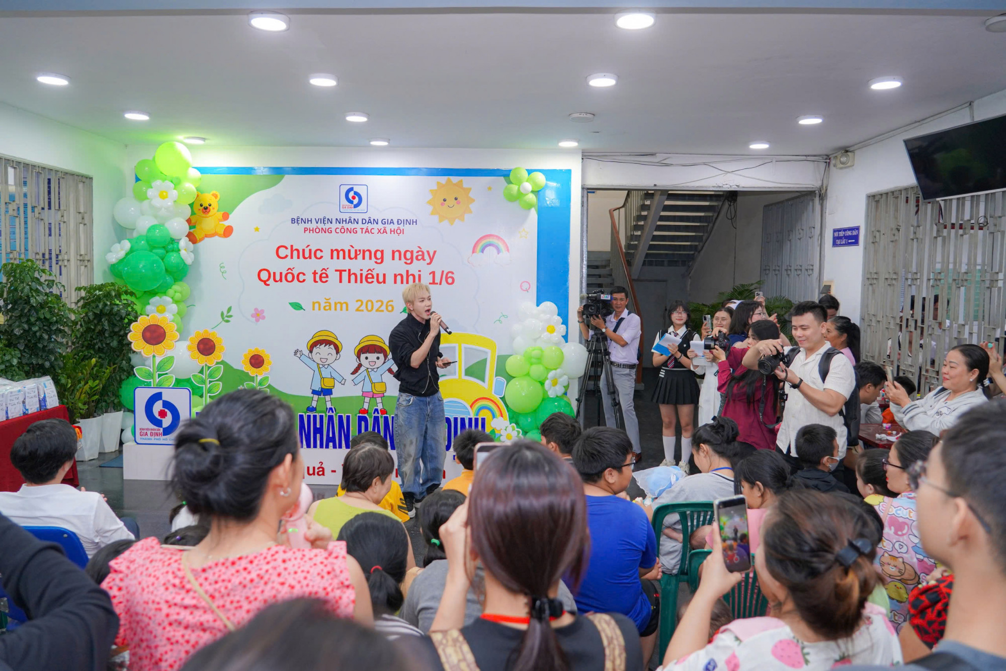 Sáng 29/5, khuôn viên Bệnh viện Nhân dân Gia Định được phủ đầy sắc màu tuổi thơ với những tiếng cười trong trẻo, những ánh mắt háo hức và niềm vui giản dị của các bệnh nhi trong chương trình Quốc tế Thiếu nhi do Phòng Công tác xã hội phối hợp cùng các nhà hảo tâm tổ chức.