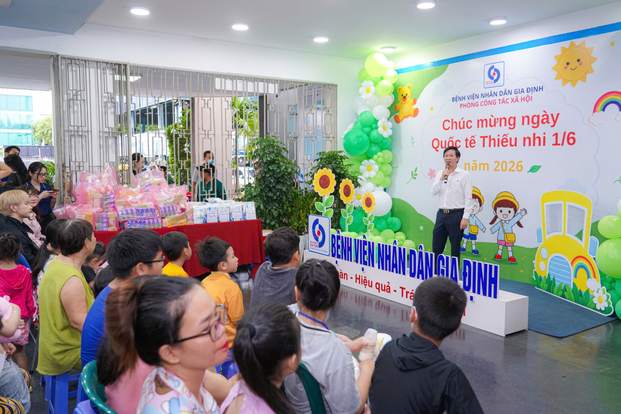 Bác sĩ CK2 Đinh Hữu Hào - Phó giám đốc Bệnh viện Nhân dân Gia Định chia sẻ: “Chúng tôi luôn mong muốn bệnh viện không chỉ điều trị bệnh mà còn là nơi để các em nhỏ cảm nhận được sự yêu thương, sẻ chia và tinh thần tích cực. Hy vọng chương trình hôm nay sẽ mang đến cho các em thêm nhiều niềm vui, giúp các em có thêm động lực để mạnh mẽ vượt qua quá trình điều trị”