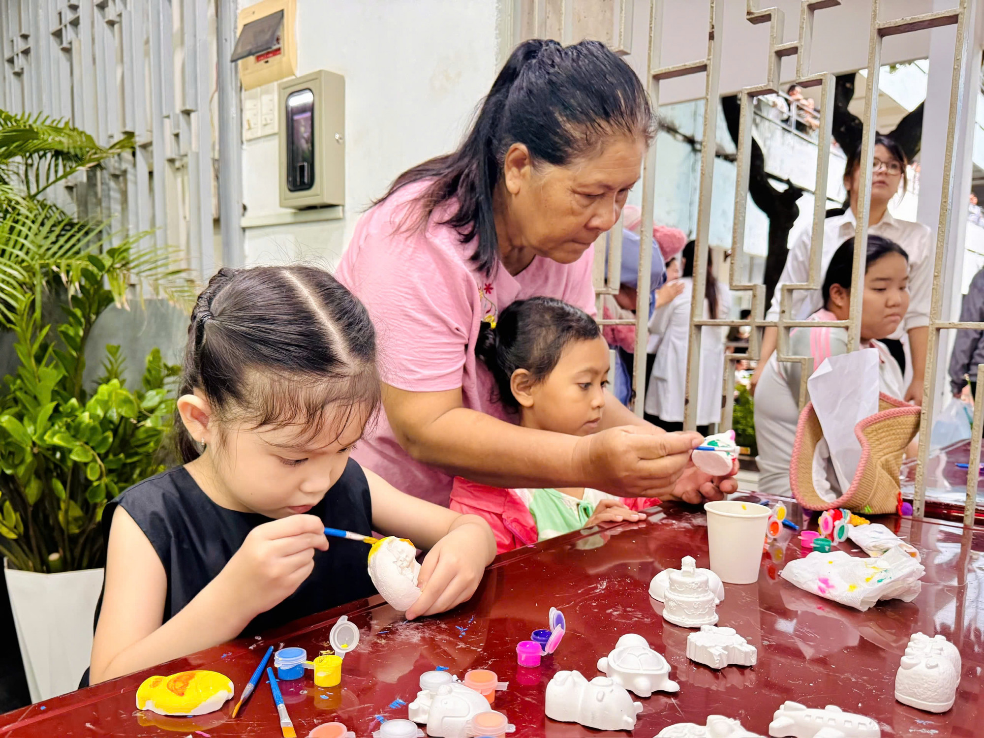 Không chỉ được vui chơi, các em nhỏ còn hào hứng tham gia khu tô tượng “Sắc màu tuổi thơ”, nơi những đôi bàn tay bé xíu được tự do sáng tạo nên các “tác phẩm” đầy màu sắc theo trí tưởng tượng riêng