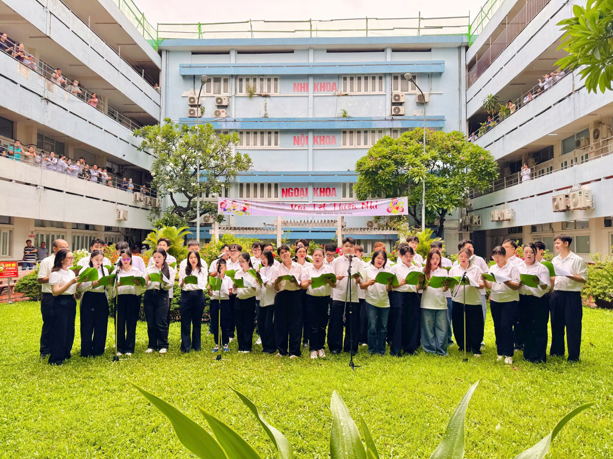Ở khuôn viên xanh mướt, chương trình âm nhạc “Giai điệu tuổi thơ” cũng tiếp nối, mang đến những phút giây đầy cảm xúc với phần trình diễn của Dàn hợp xướng thanh niên quốc tế “United Youth Harmony Choir”