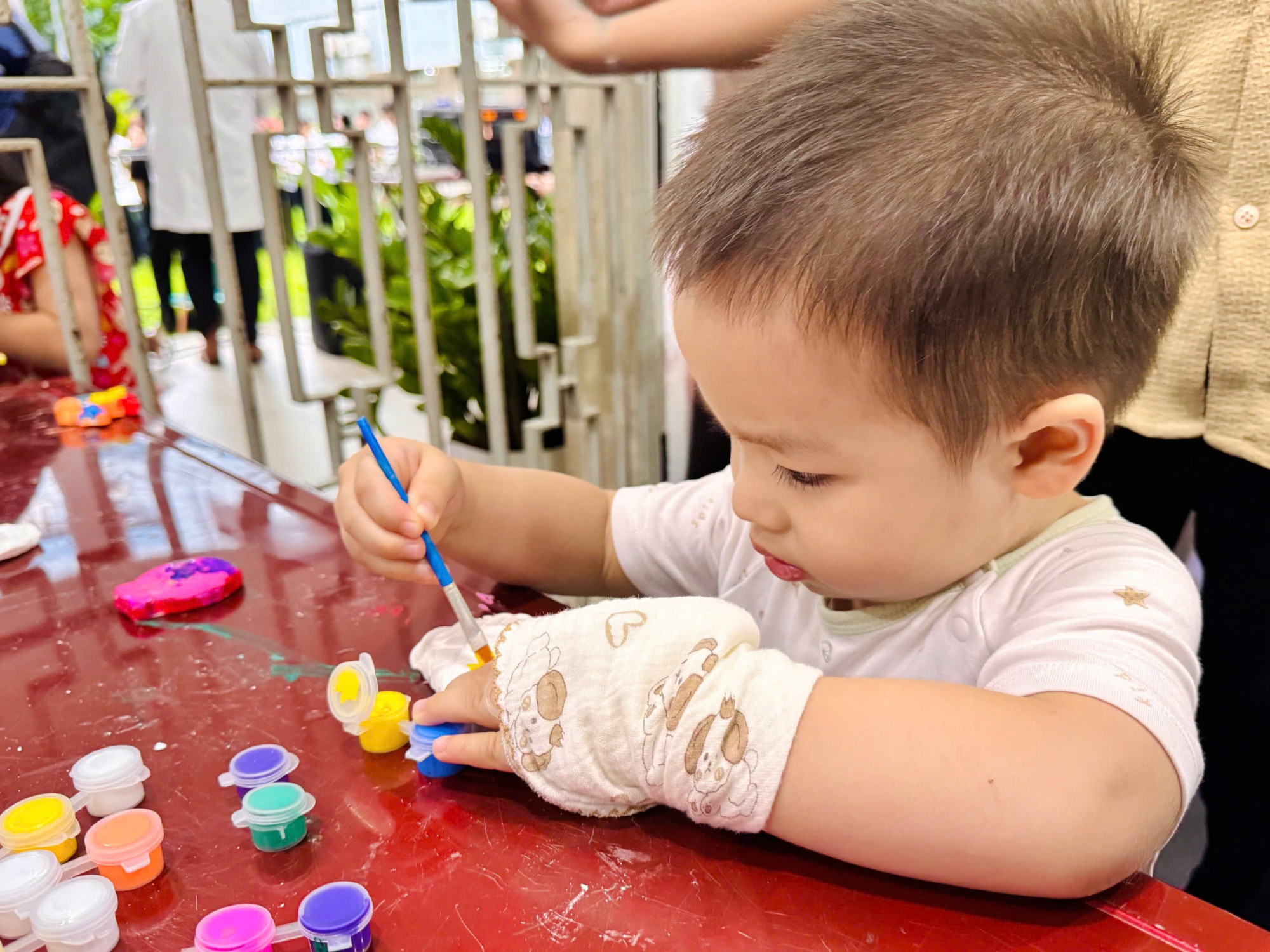 Với nhiều em nhỏ đang điều trị bệnh, đó không chỉ là một hoạt động giải trí mà còn là khoảng thời gian thư giãn, giúp các em tạm quên đi những mệt mỏi của hành trình điều trị