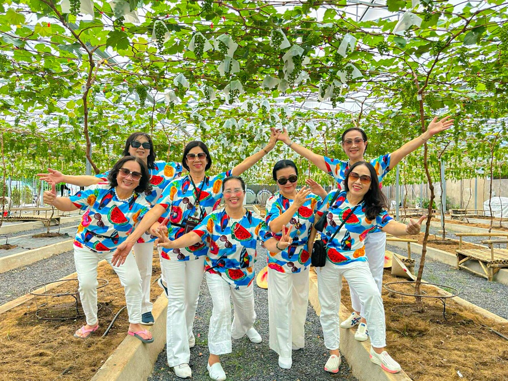 Du khách hào hứng trải nghiệm tham quan, check-in tại vườn mẫu đơn Suối Tiên Farm - Ảnh: Suối Tiên