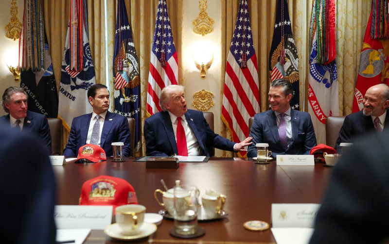 Tổng thống Mỹ Donald Trump (giữa) nói đùa với Bộ trưởng Chiến tranh Mỹ Pete Hegseth (thứ 2 từ phải) trong một cuộc họp Nội các tại Phòng Nội các của Nhà Trắng vào ngày 27 tháng 5 năm 2026 tại Washington, DC. (Ảnh AFP)