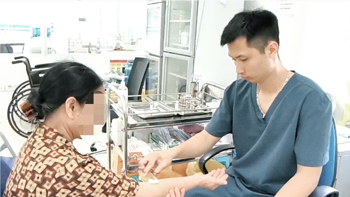 Bệnh nhân tới bệnh viện tiêm 