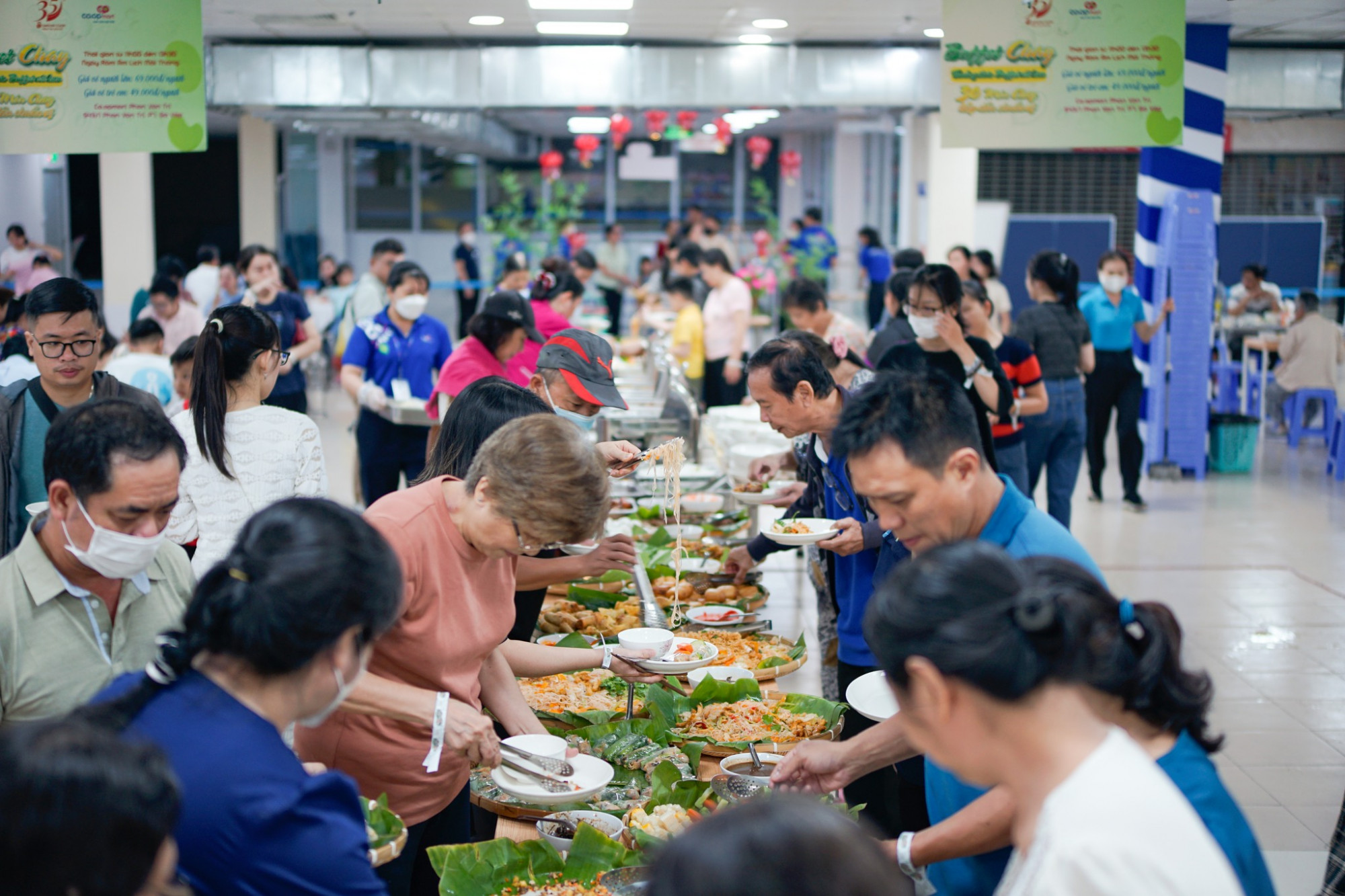 Buffet chay tại Co.opmart thu hút đông đảo khách hàng bằng đa dạng các món ăn thanh đạm
