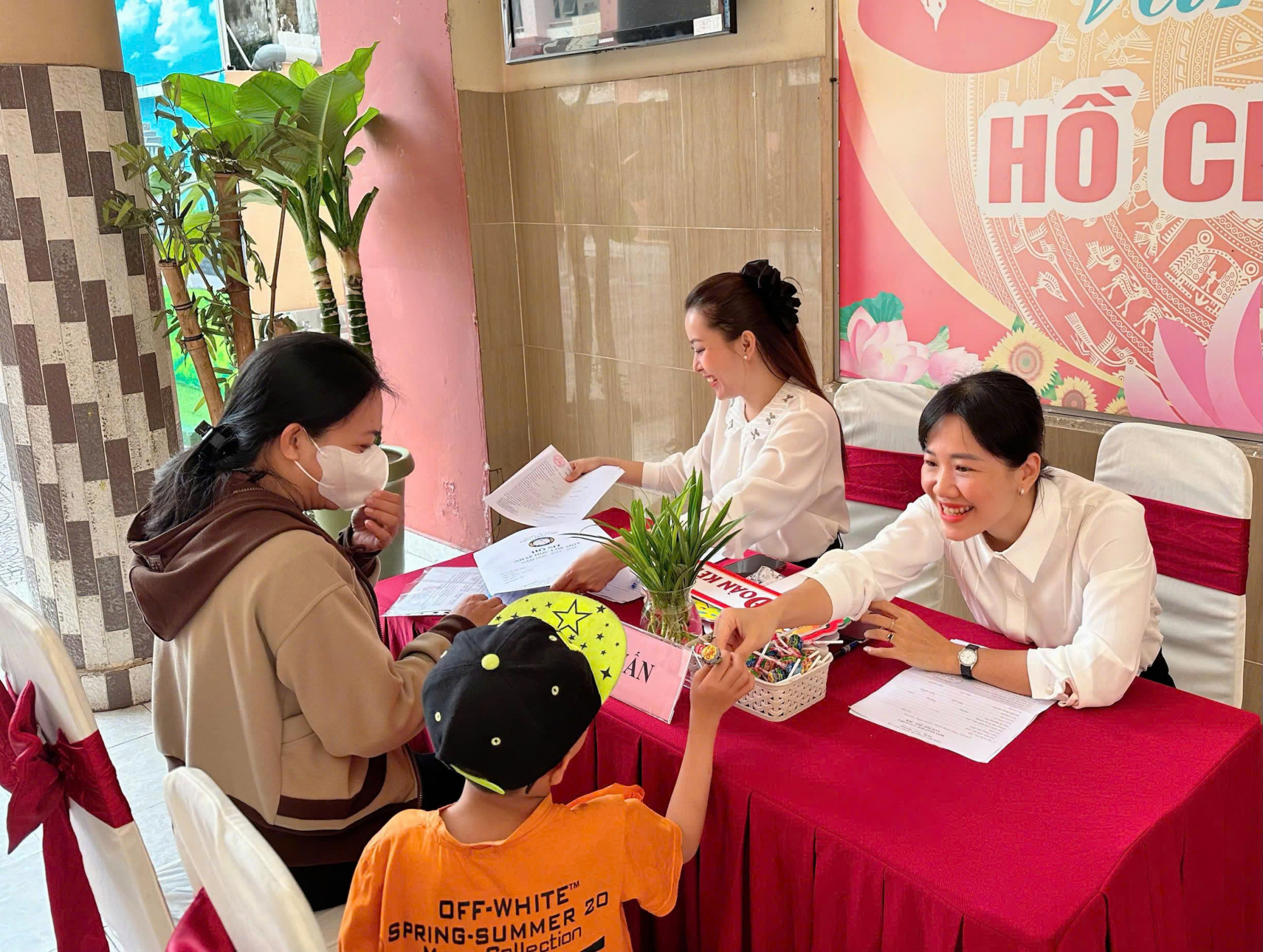 Phụ huynh đăng ký nhập học lớp Một cho con tại Trường tiểu học Đặng Trần Côn (phường Vĩnh Hội, TPHCM) năm 2025 - Ảnh: Trang Thư