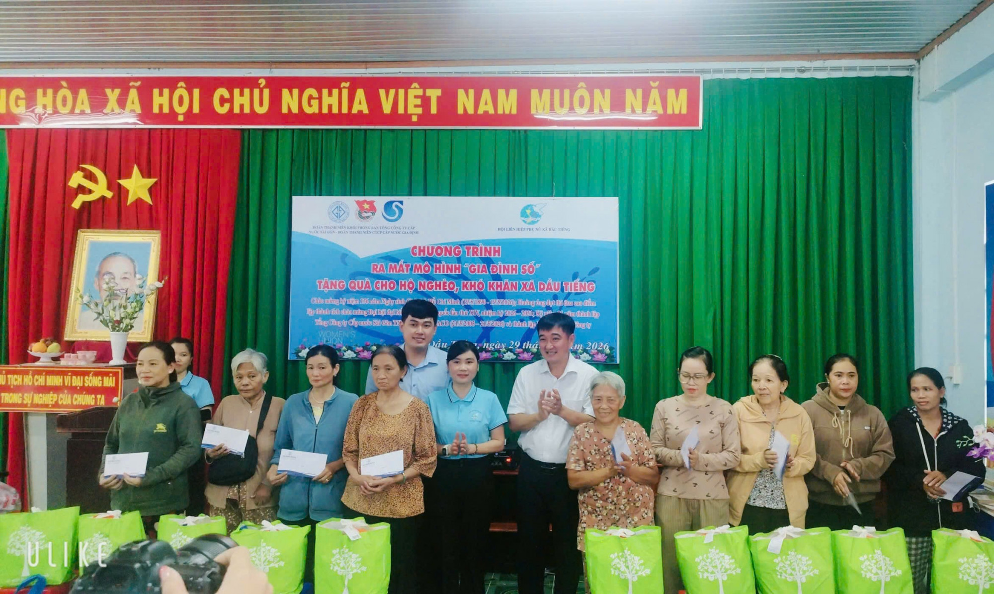 Hội LHPN xã đã trao tặng 30 phần quà, trị giá 30 triệu đồng. Đây là hoạt động ý nghĩa cho các hộ nghèo, hộ có hoàn cảnh khó khăn trên địa bàn xã