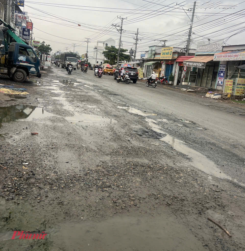 Mặt đường bầy hầy, trơn trợt xe máy lưu thông qua đây rất dễ té ngã.
