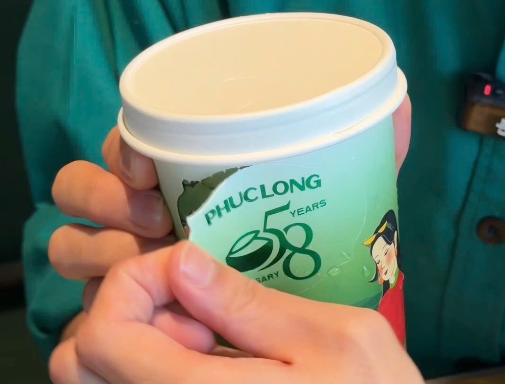 Khách hàng tham gia hoạt động “Xé ly rinh quà”