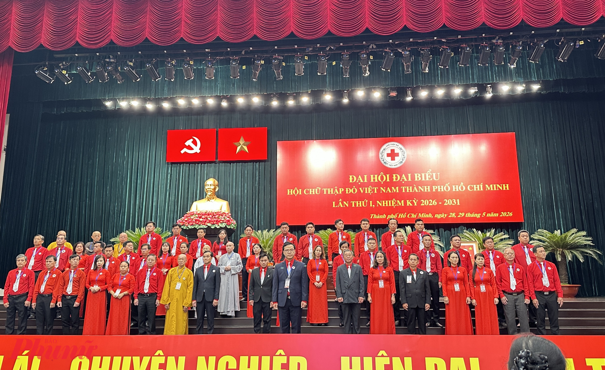 Hội Chữ thập đỏ Việt Nam TPHCM bước vào nhiệm kỳ mới với khát vọng lan tỏa lòng nhân ái Các đại biểu Hội Chữ thập đỏ Việt Nam TPHCM nhiệm kỳ mới ra mắt tại hội nghị - Ảnh: Nguyễn Loan
