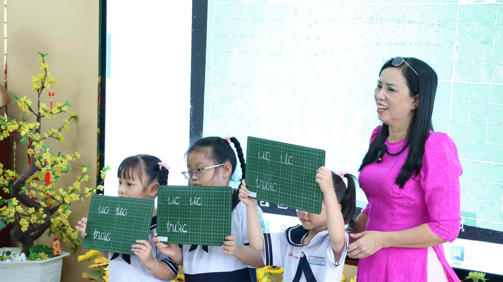 Giáo viên và học sinh lớp Một Trường tiểu học Thuận Kiều (phường Đông Hưng Thuận, TPHCM) - Ảnh: Trang Thư