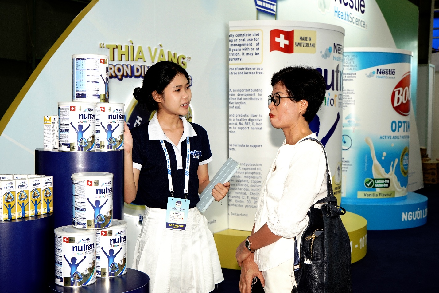 Khách tham quan tìm hiểu thông tin về sản phẩm tại gian hàng Nestlé Health Science - Ảnh: P.A