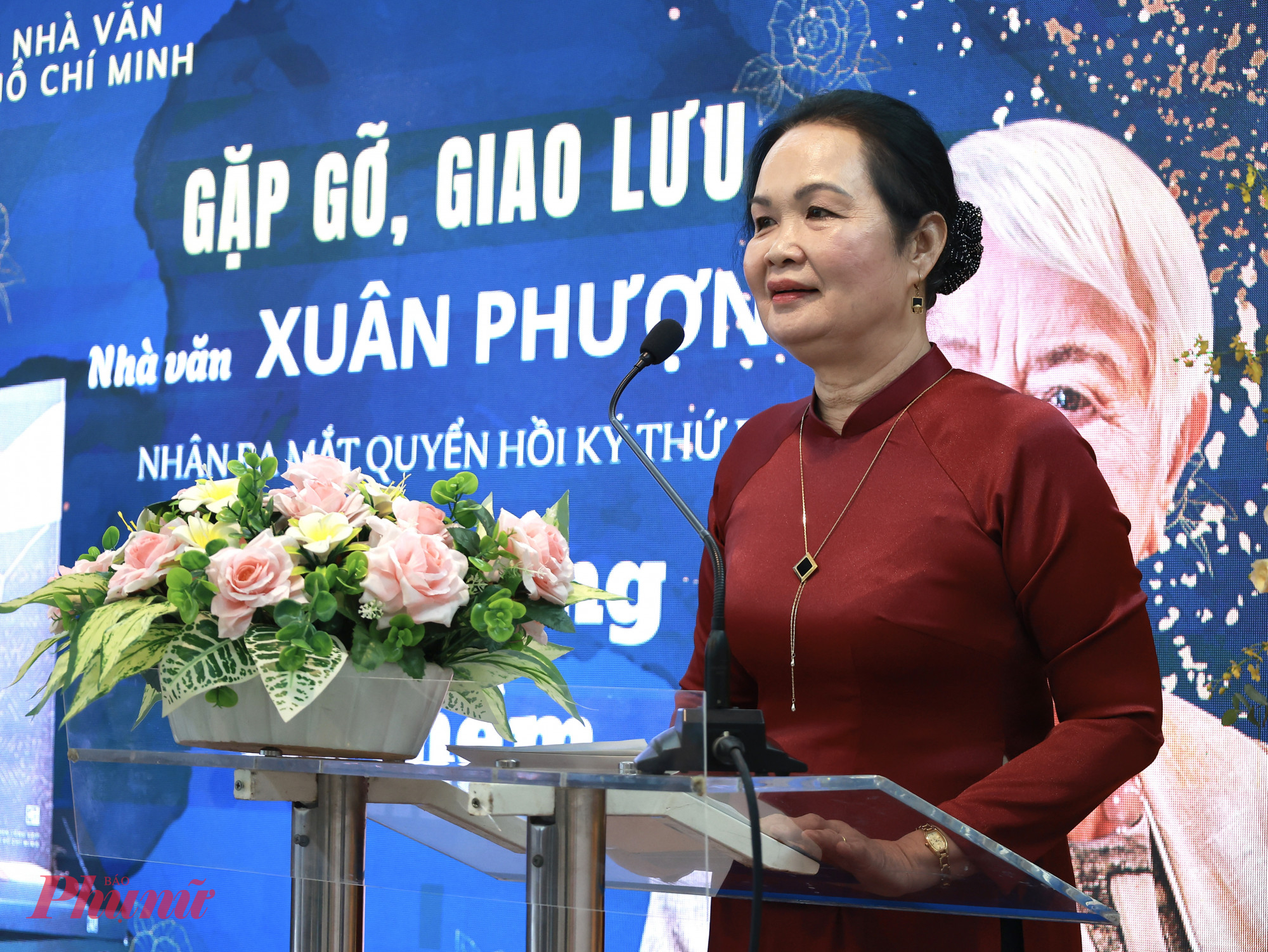 Nhà văn Bích Ngân phát biểu tại sự kiện
