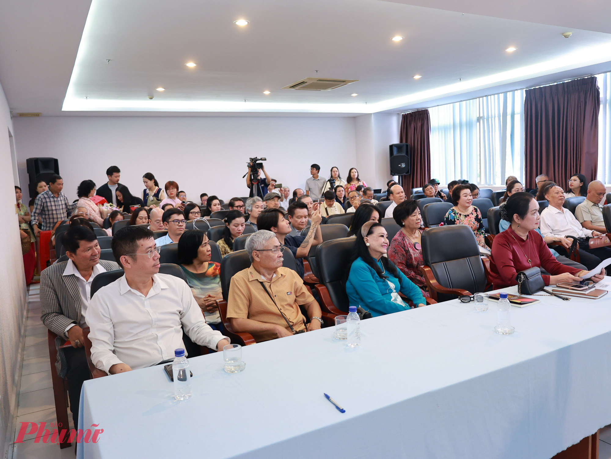 Đông đảo khán giả đến tham dự buổi giao lưu và ra mắt
