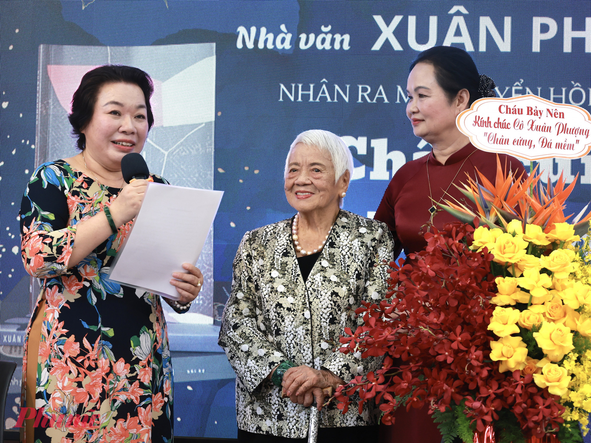 Ông Nguyễn Văn Nên đã gửi thư và hoa chúc mừng bà Xuân Phượng