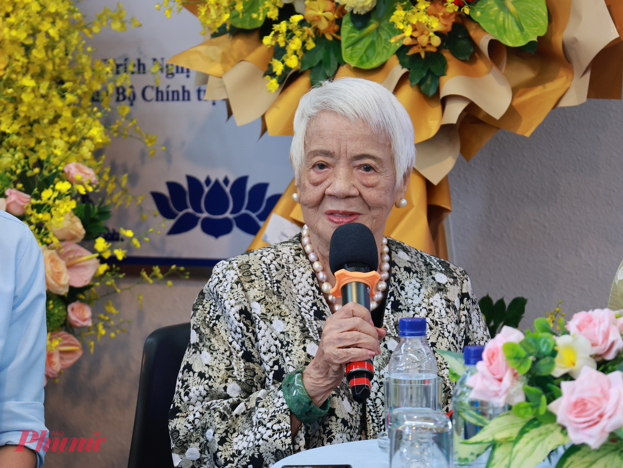Nhà văn Xuân Phượng cũng xúc động nhắc đến sự đồng lòng của gia đình trong nhiều quyết định ‘mạo hiểm’