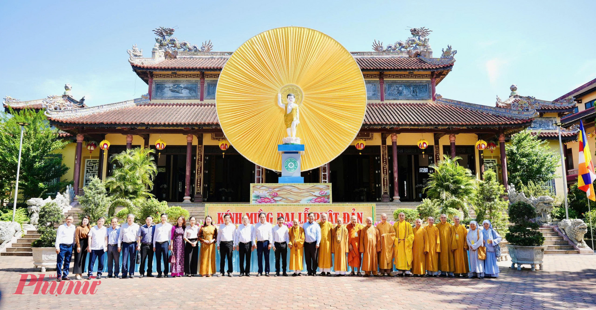 Đoàn công tác chụp ảnh lưu niệm cùng Ban Trị sự Giáo hội Phật giáo Việt Nam tại lễ đài chùa Từ Đàm (TP Huế)