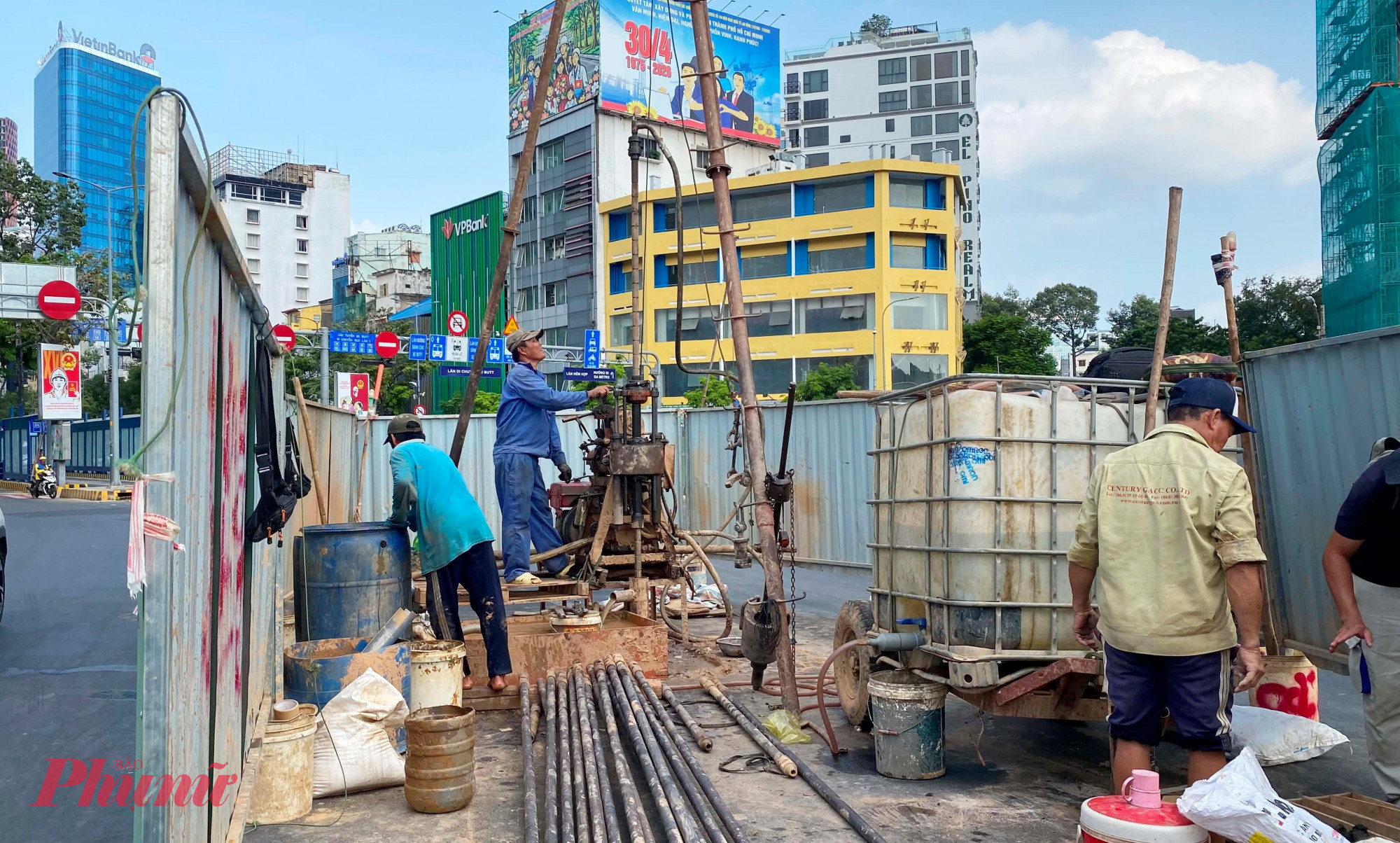 Khoan địa chất tuyến metro Bến Thành - Thủ Thiêm - Ảnh: Nguyễn Văn