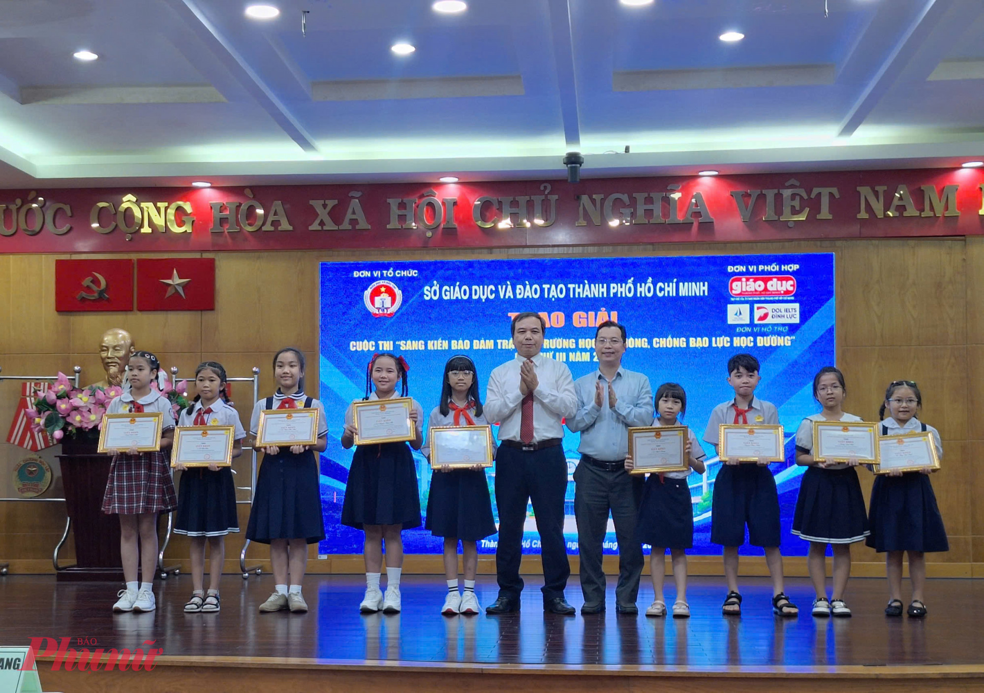 Ban tổ chức trao giải cho các thí sinh cấp tiểu học - Ảnh: Trang Thư