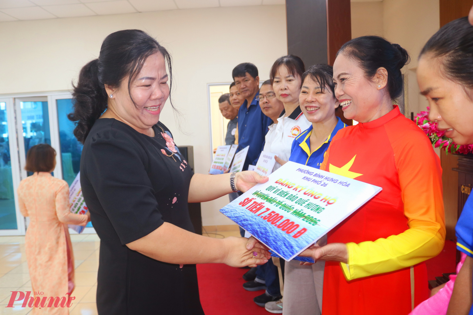 Bà Nguyễn Thanh Nguyệt – Chủ tịch Ủy ban MTTQ Việt Nam phường Bình Hưng Hòa – tiếp nhận bảng tượng trưng số tiền ủng hộ và gửi lời cảm ơn đến đại diện các đơn vị ủng hộ Quỹ “Vì biển đảo quê hương – Vì tuyến đầu Tổ quốc” của phường - Ảnh: Thảo Nguyên