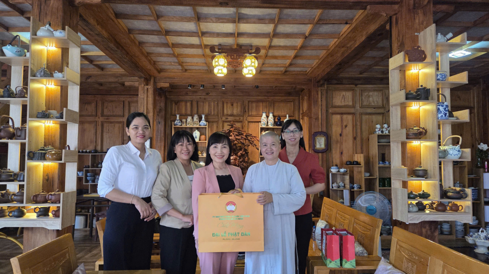 Đoàn công tác Hội LHPN TPHCM do bà Trịnh Thị Thanh - Phó chủ tịch thường trực Hội LHPN TPHCM làm trưởng đoàn đến thăm và chúc mừng Đại lễ Phật đản Phật lịch tại chùa Chánh Giác (xã Xuân Sơn).