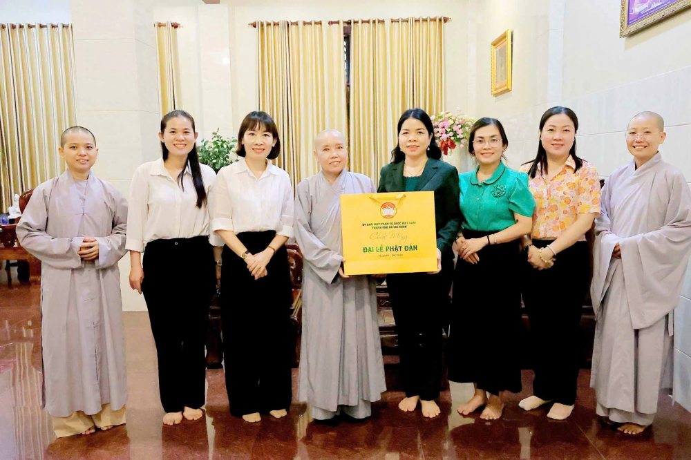 Bà Nguyễn Thị Ngọc Xuân (thứ 4tư từ phải sang) – Thành ủy viên, Chủ tịch Hội LHPN TPHCM làm trưởng đoàn đã đến thăm, chúc mừng chư tôn đức Tăng, Ni và đồng bào Phật tử  tại Học viện Phật giáo Việt Nam cơ sở 2 (xã Bình Lợi). 