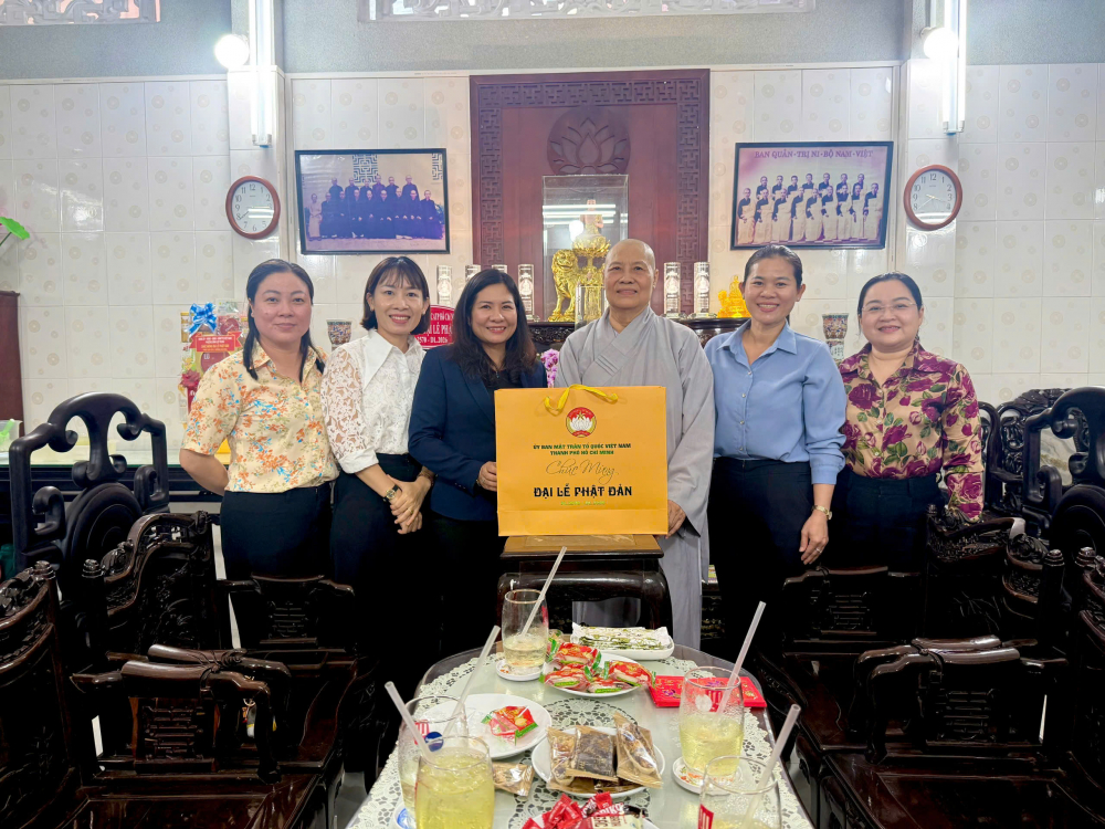 Bà Nguyễn Thị Ngọc Linh - Phó chủ tịch Hội LHPN TPHCM đến thăm và chúc mừng chùa Chùa Dược Sư (phường Bình Lợi Trung)