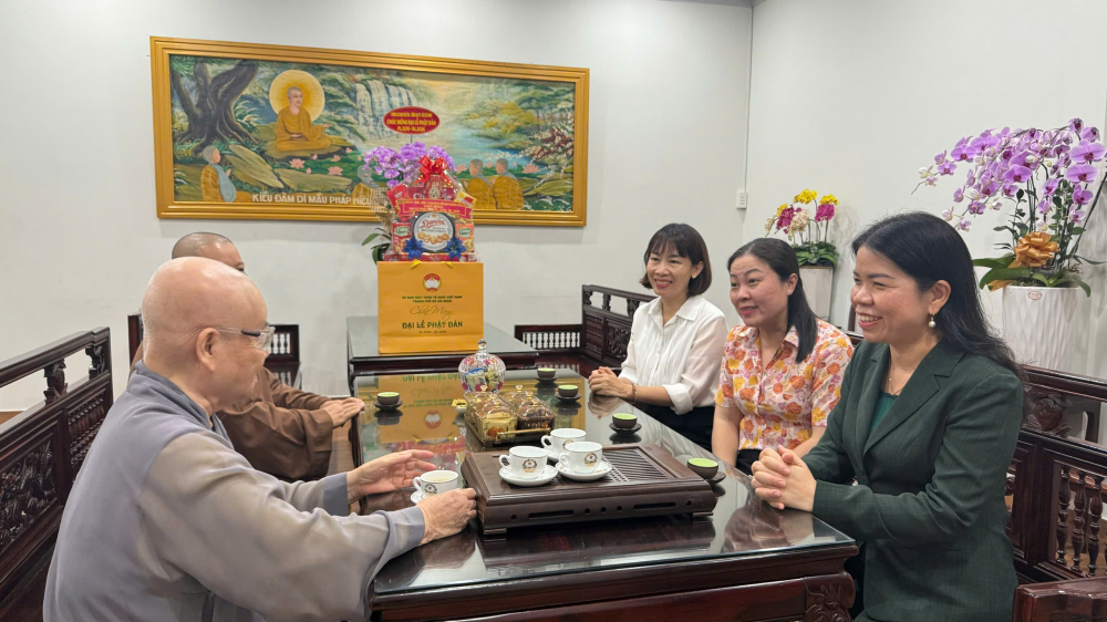 Đoàn Hội LHPN TPHCM thăm hỏi, trò chuyện thân tình với quý Ni trưởng / Ni sư 