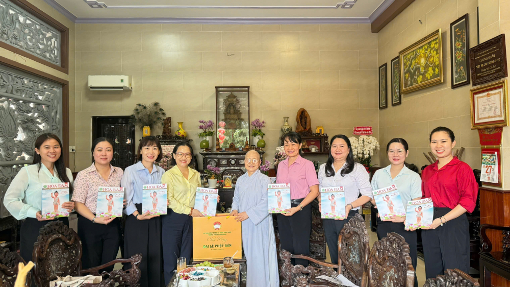 Bà Nguyễn Thanh Loan - Phó chủ tịch Hội LHPN TPHCM - đến thăm và chúc mừng chùa Chùa Pháp Võ Cổ Tự (xã Nhà Bè)