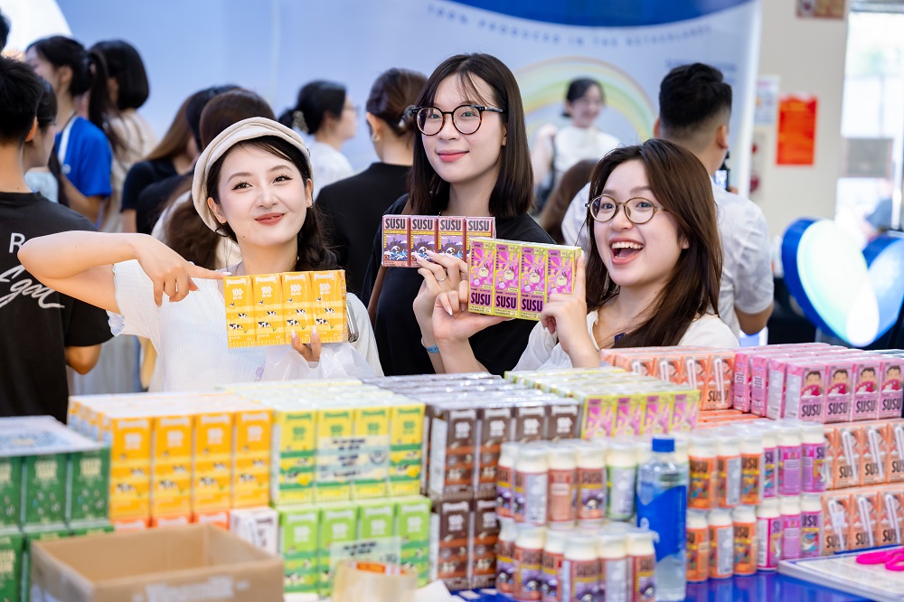 Các hoạt động tương tác đổi quà diễn ra xuyên suốt, thu hút sự quan tâm của nhiều khách tham quan - Ảnh: Duy Cường
