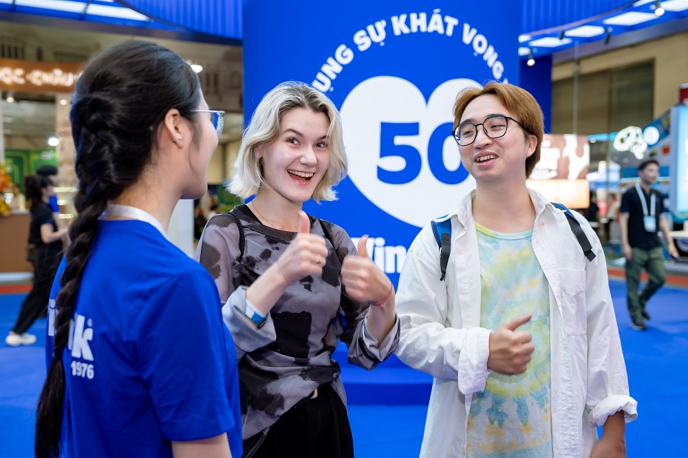 Anh Giang bày tỏ sự ấn tượng khi tham quan gian hàng Vinamilk tại chuỗi triển lãm chuyên ngành sữa 2026 - Ảnh: Duy Cường