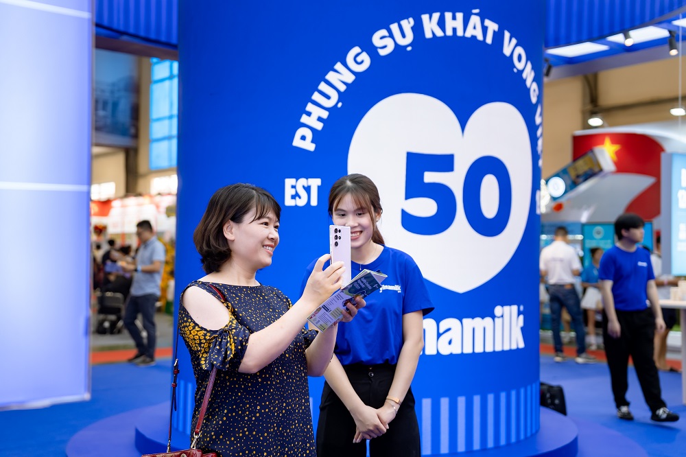 Khách tham quan tương tác tại khu vực “trái tim phụng sự” để khám phá câu chuyện 50 năm của Vinamilk - Ảnh: Duy Cường