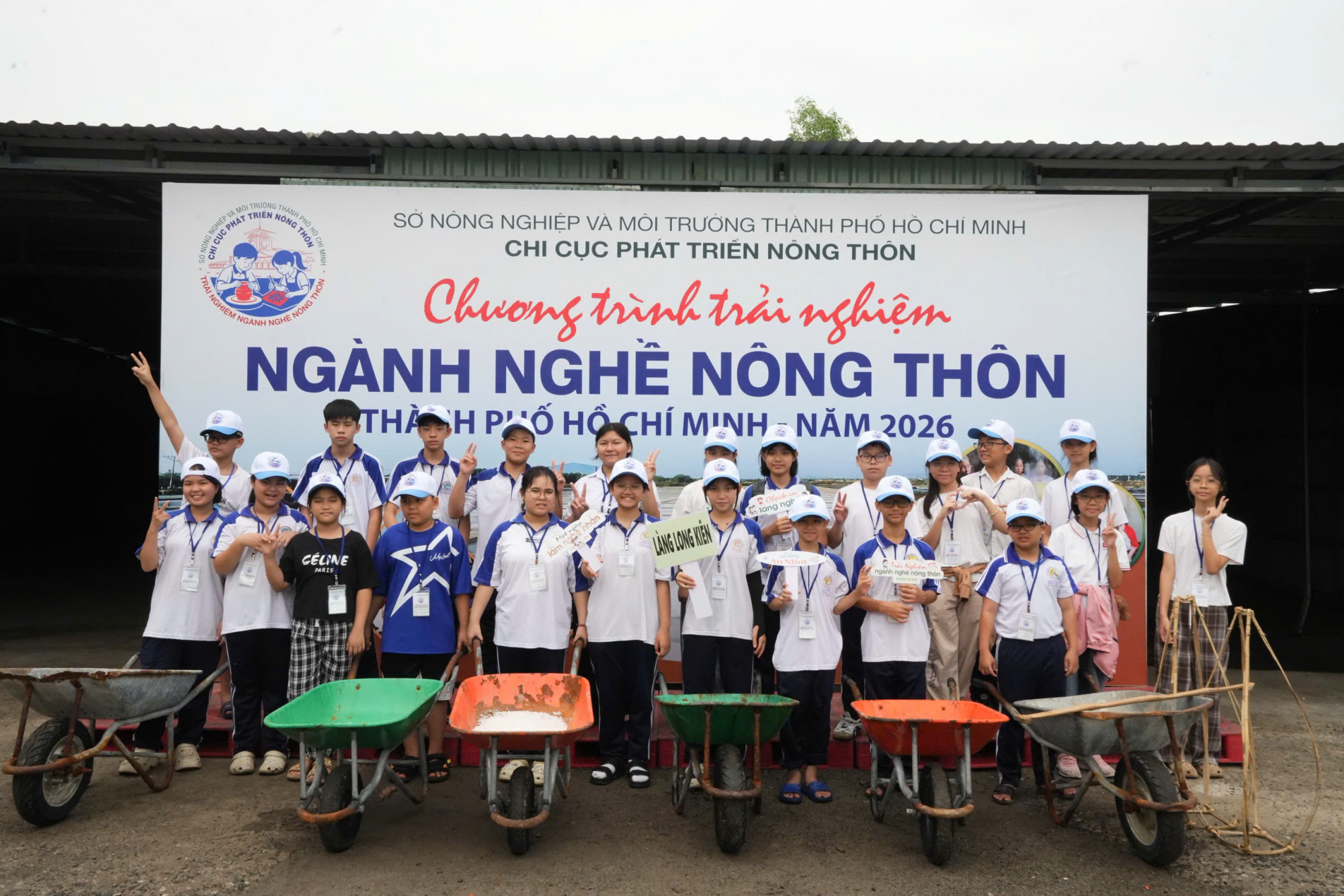 Các học sinh từ Đội làng An Nhứt chụp ảnh sáng tạo cùng nghề muối - Ảnh: Cát Quân