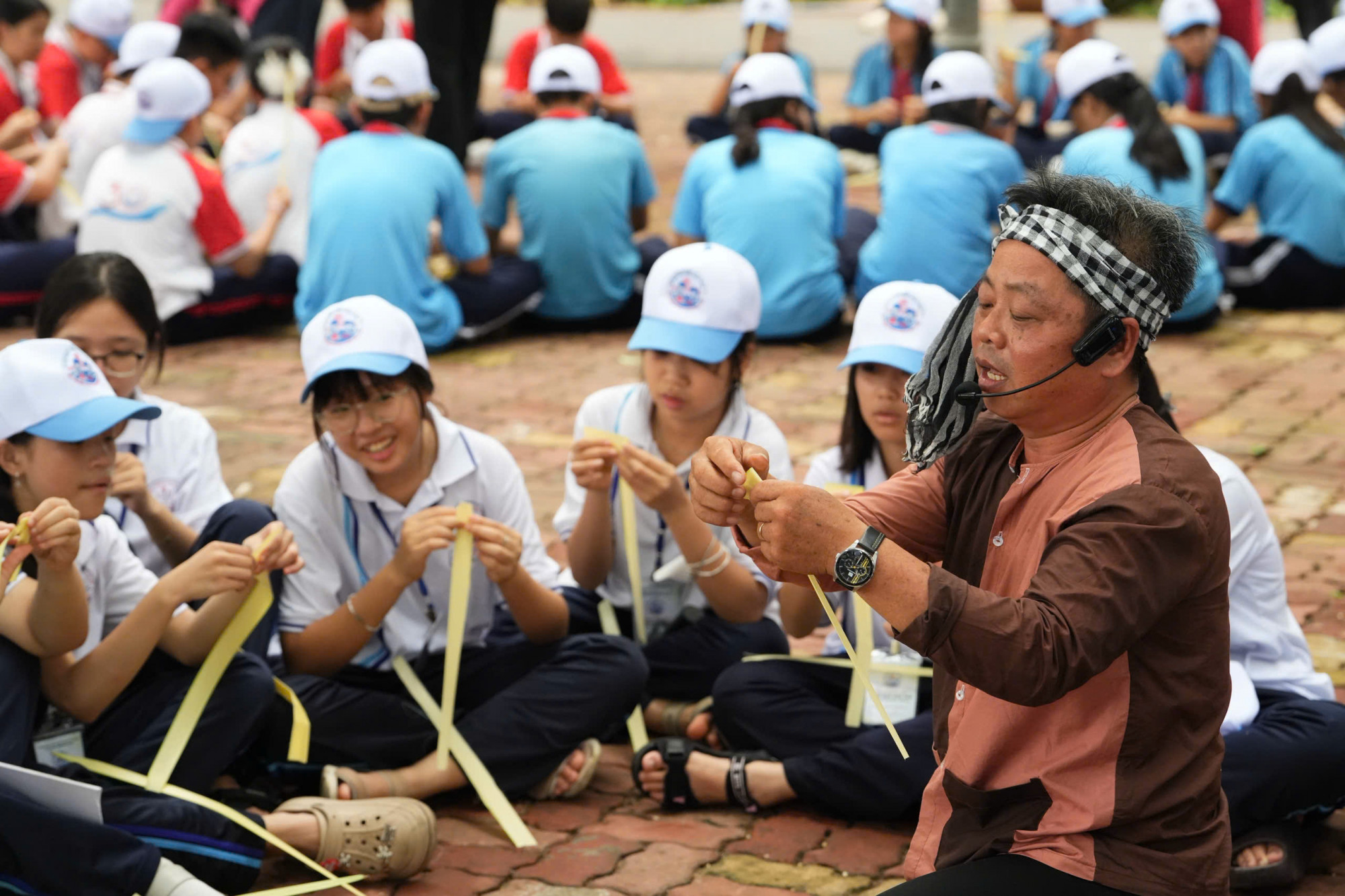 Những chiếc đồng hồ lá dừa xinh xắn do các em học sinh tự làm dưới sự hướng dẫn của các nghệ nhân - Ảnh: Cát Quân