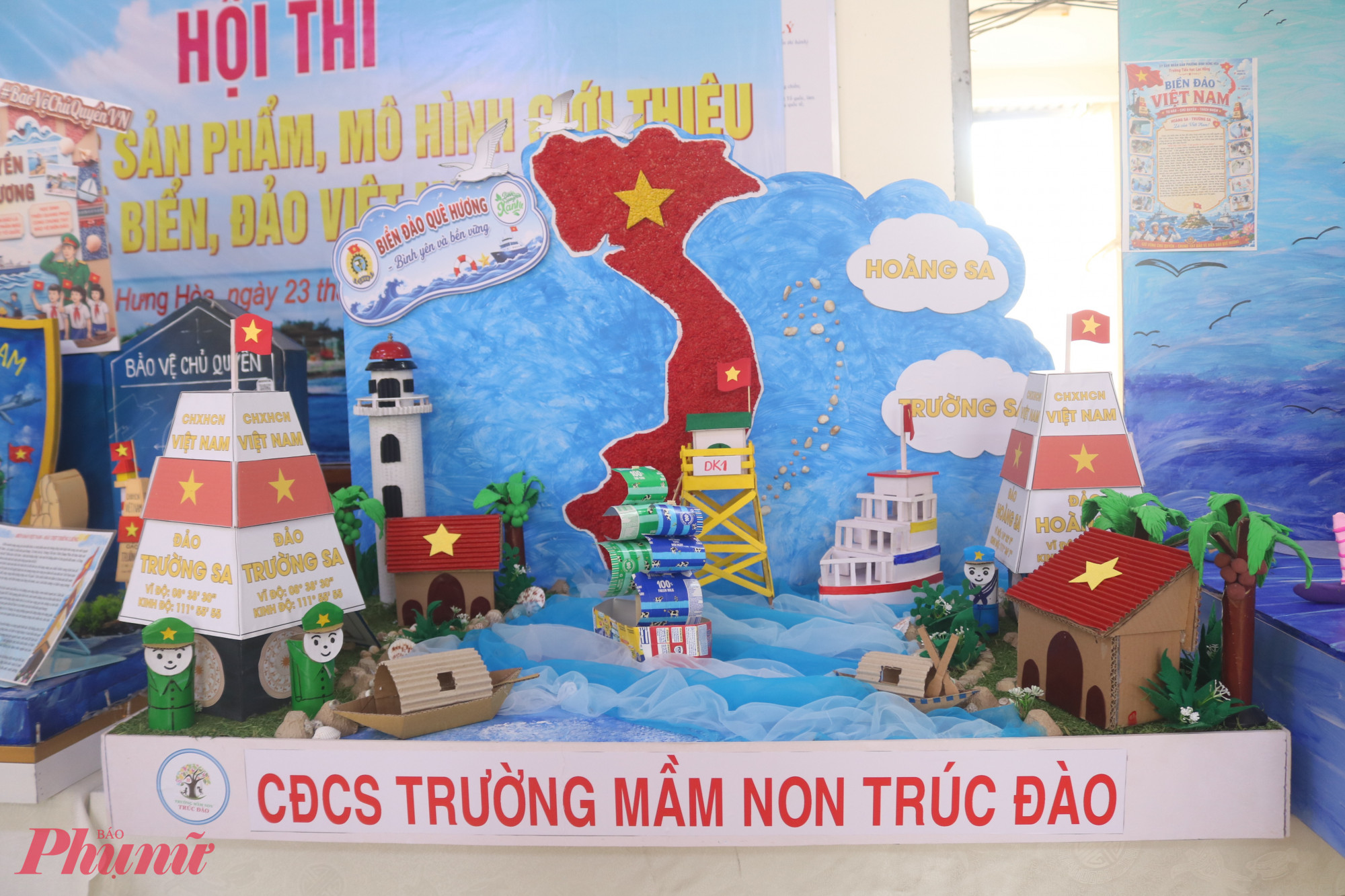 Những mô hình biển đảo Việt Nam được làm từ vật liệu tái chế vô cùng sinh động, đẹp mắt - Ảnh: Thảo Nguyên