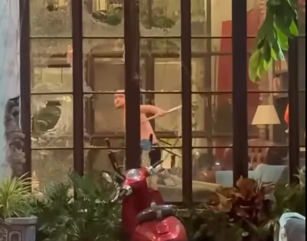 Hình ảnh vị khách nước ngoài cởi trần, đập phá trong quán cà phê_Ảnh chụp màn hình video đăng tải trên mạng xã hội.