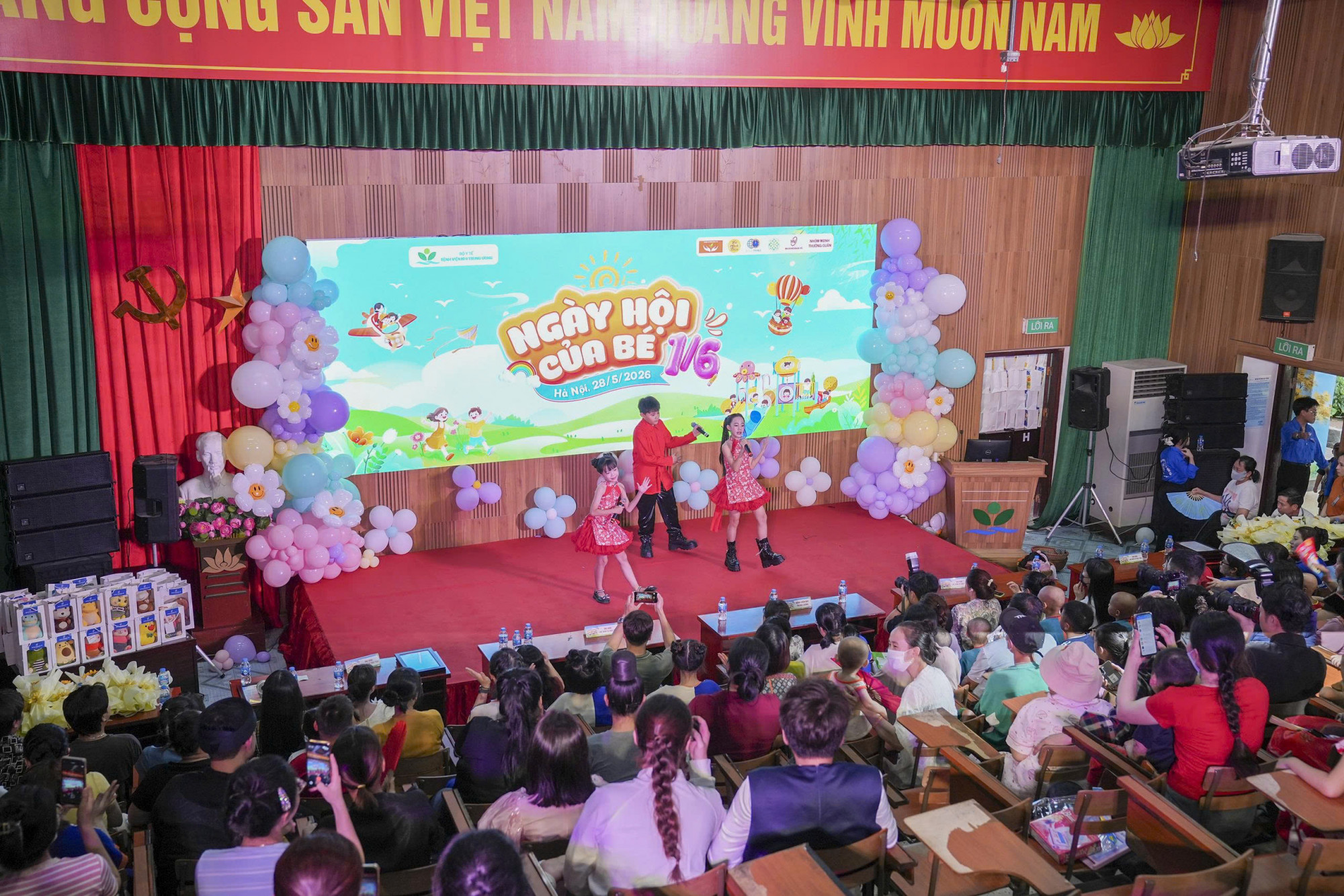 Trước ngày hội, bệnh viện đã tổ chức chương trình biểu diễn nghệ thuật với các tiết mục văn nghệ, xiếc, ảo thuật và trao khoảng 400 phần quà cho bệnh nhi tham dự. 