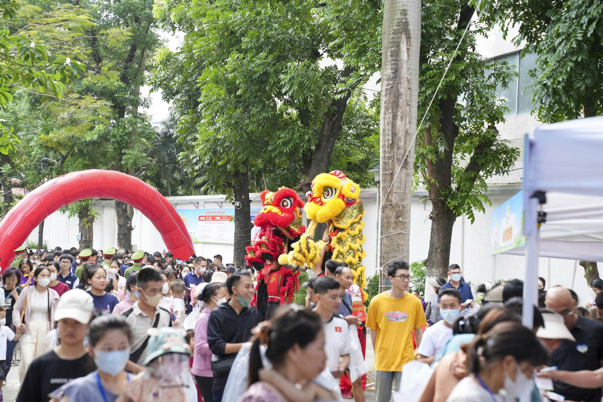 Ngay từ 7h30 sáng, hàng nghìn phụ huynh và bệnh nhi đã có mặt tại khuôn viên Bệnh viện Nhi Trung ương để tham gia chương trình “Ngày hội của bé – Lan tỏa yêu thương” nhân dịp Quốc tế Thiếu nhi 1/6. 