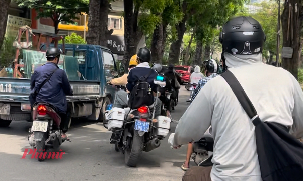 Cảnh sát dùng xe chuyên dụng hỗ trợ thí sinh đến điểm thi. Ảnh: Công an cung cấp.