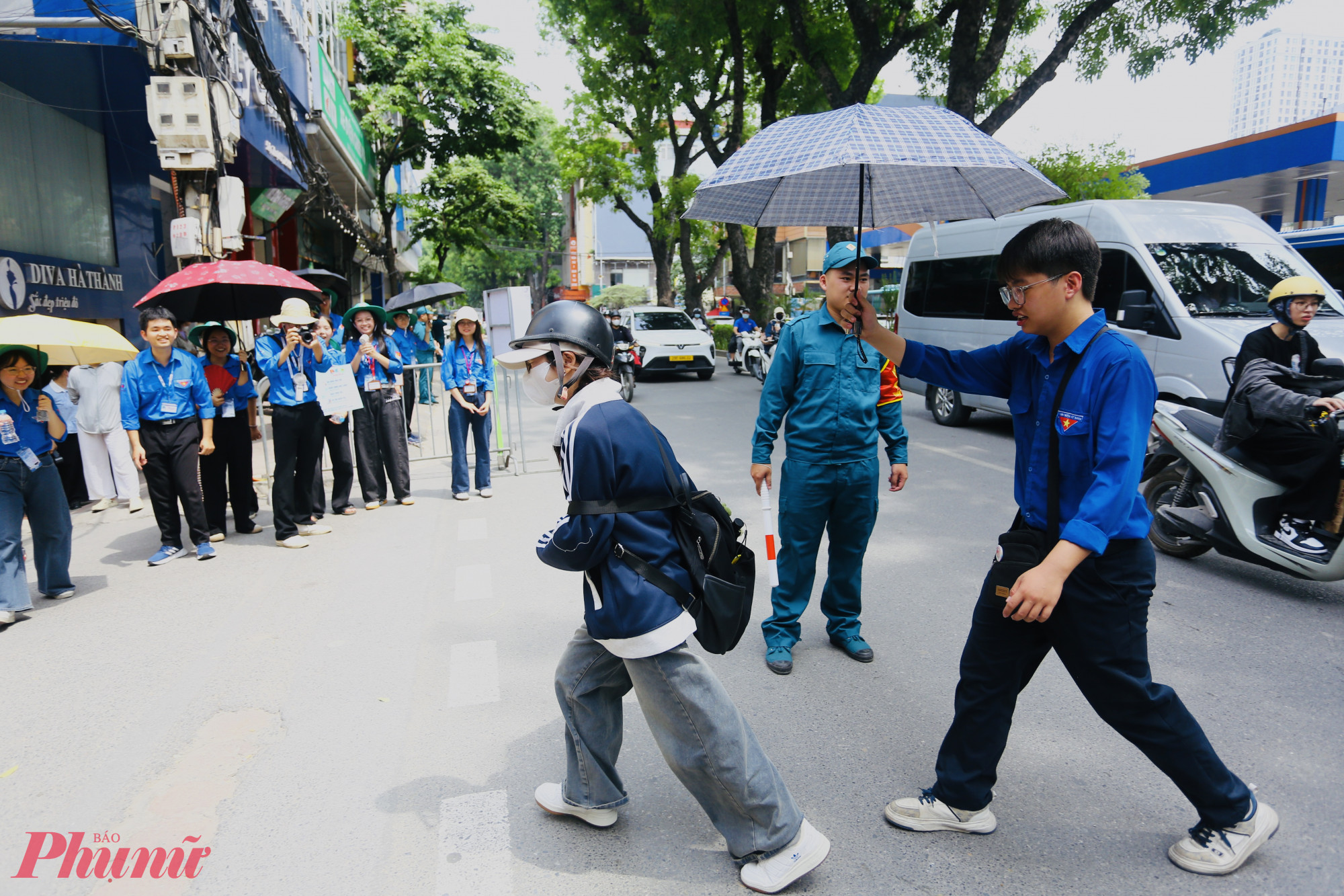 Nữ sinh đến điểm thi an toàn, đúng giờ.