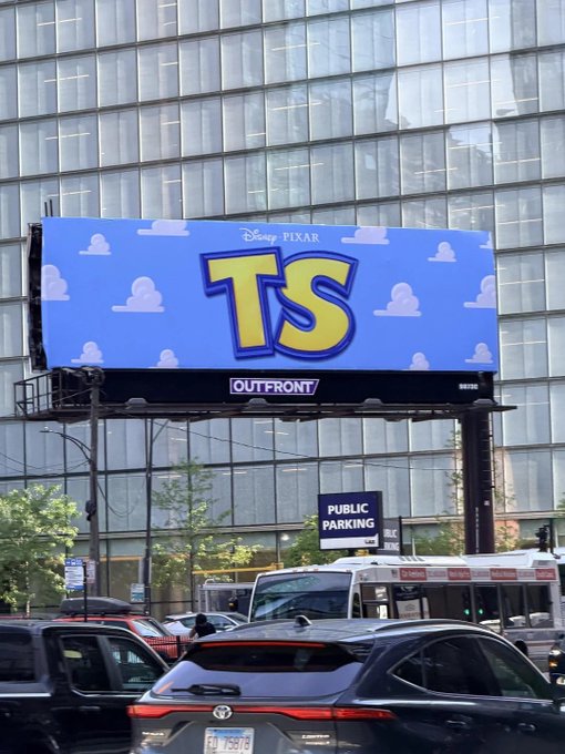 Ký  tự  TS  và  13 đám  mây  khiến  công  đồng  fan  liên  tưởng  đến  sự  góp  măt  của Taylor Swift trong phim Toy Stỏy  5. Ảnhh: variety
