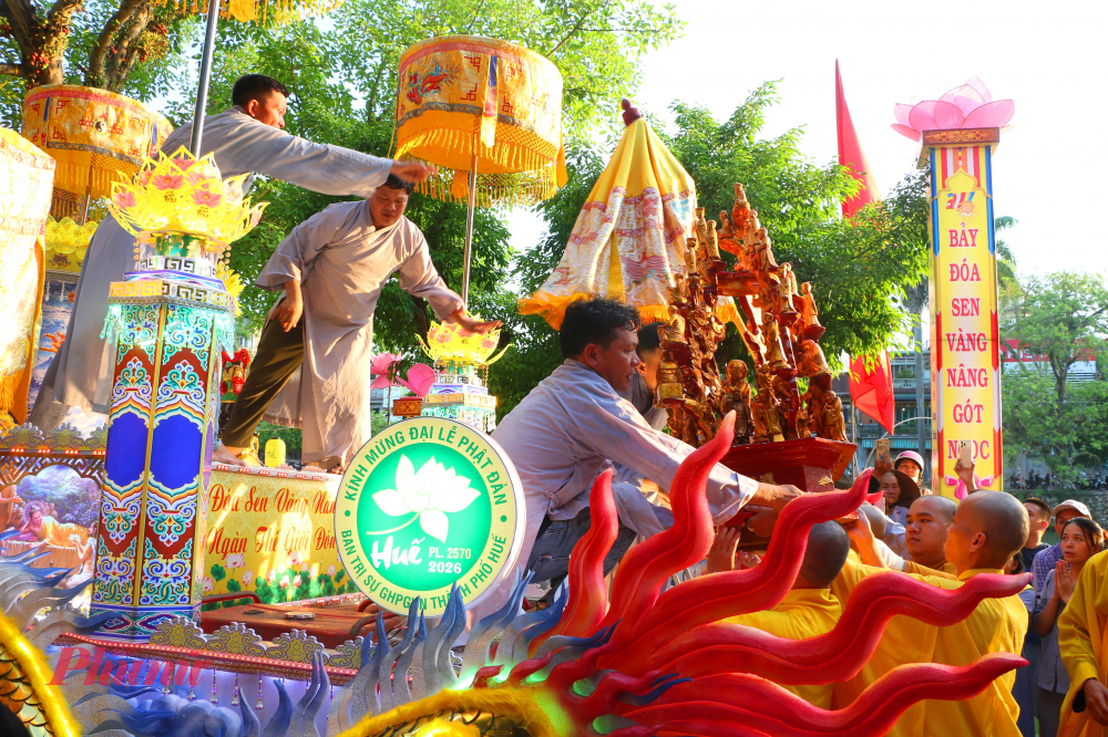 Sau nghi lễ tắm Phật, chương trình rước xe hoa được tổ chức trong sự mong đợi của đông đảo người dân. 